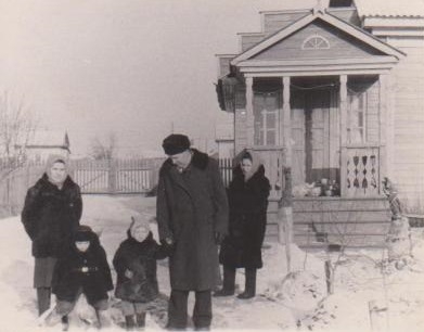 Котенко с внуками, женой и дочерью во дворе своего дома